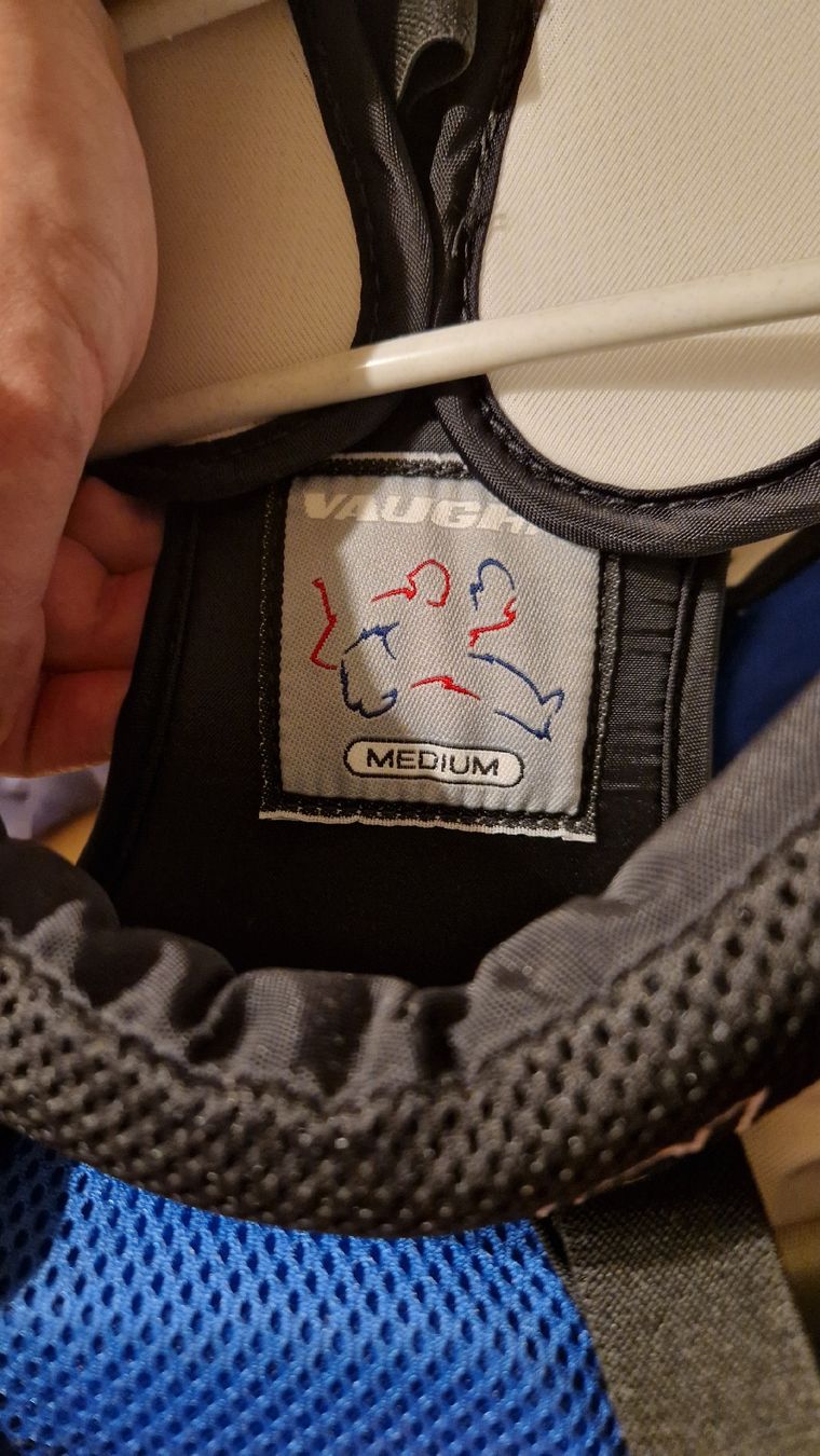 Scarpe, pantaloni & magliette da ginnastica: Goalie Brustpanzer Eishockey Vaughn V7 NEU – Nuovo e nell'imballaggio originale da Laupen BE venduto da Vogilny24 3