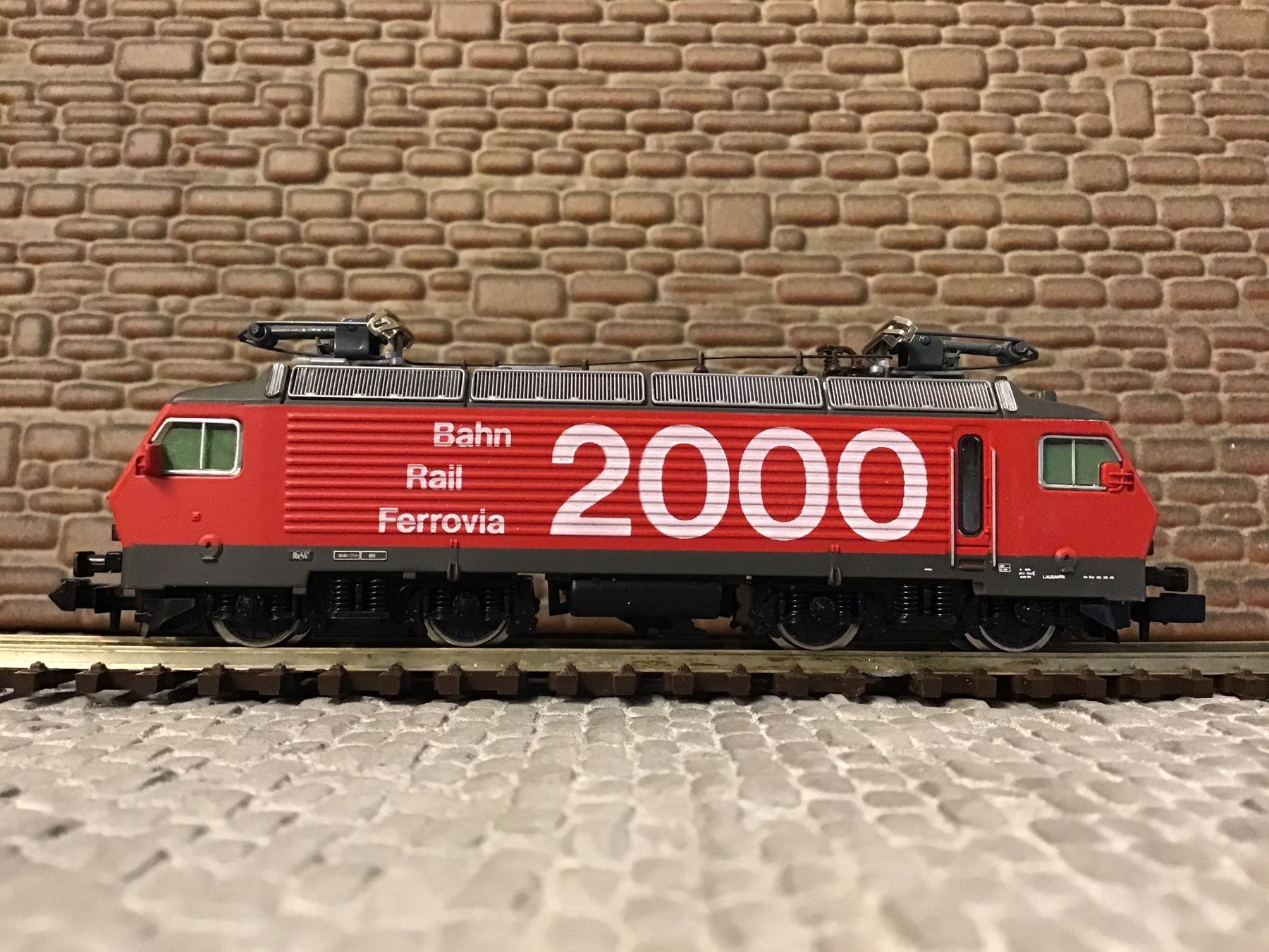 Roco Modellini di ferrovie: Lokomotive Re 4/4 IV "Bahn 2000" Roco N – Usato da Männedorf venduto da Modell-Spezialisten 3