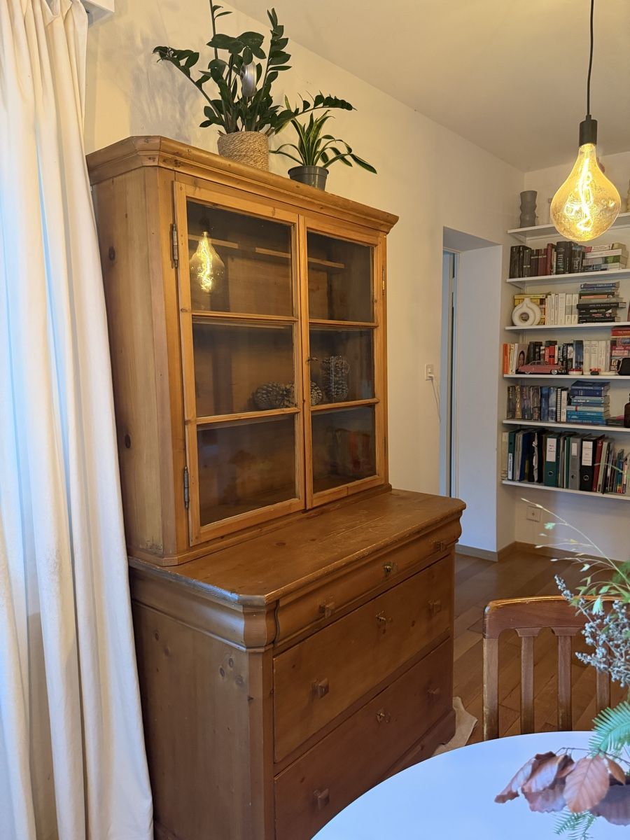 Armadi: Buffetschrank aus Holz mit Vitrine – Usato da Zürich venduto da YA-LE 1