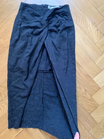Jupe anthracite ouverte sur le devant taille v Zara