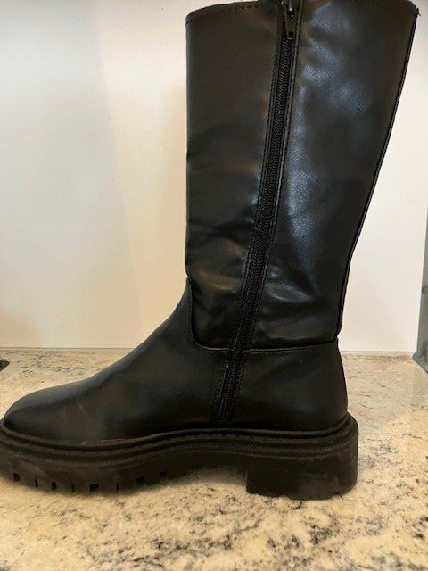 Damenschuhe: Stiefel - Stiefelette – Gebraucht aus Lufingen von Montreux 2