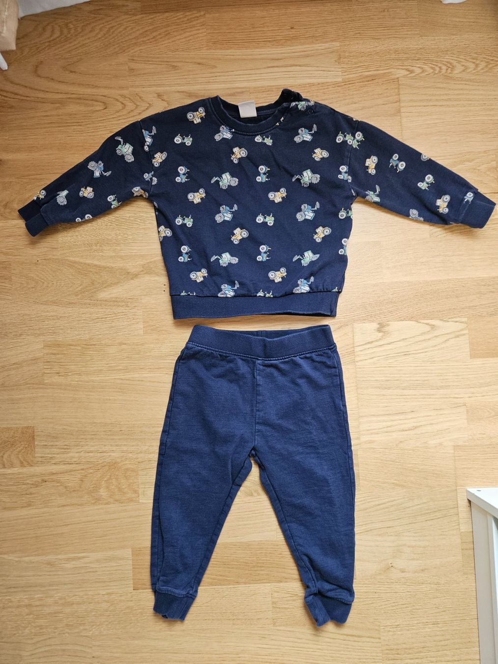 Lotti & Set di vestiti: Set aus Pullover & Hose, Gr. 86/92, Traktor – Usato da Bern venduto da Oloui 1