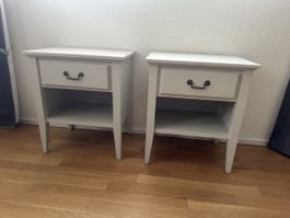 Zwei Nachttischli
