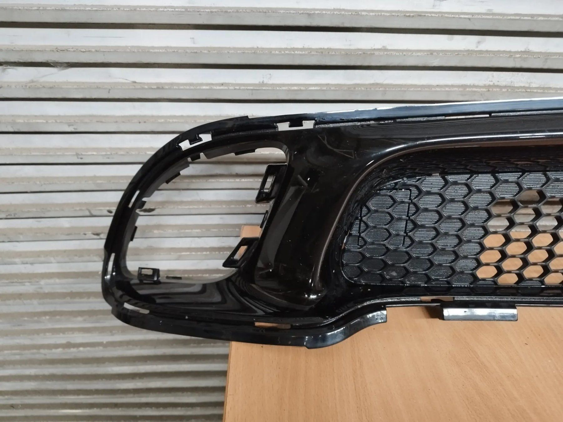Jeep Tutti pezzi di ricambio auto: Jeep Grand Cherokee WK2 SRT Lufteinlassgitter – Usato da Zittau venduto da BB-Jeep-Teile 2