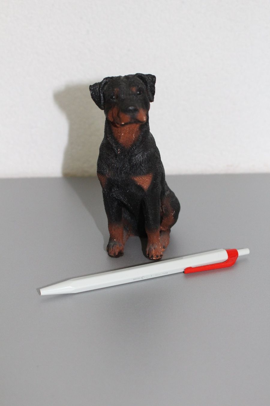 Statuette: Vintage Sammlerfigur Rottweiler stehend – Usato da Bösingen venduto da Asta0
