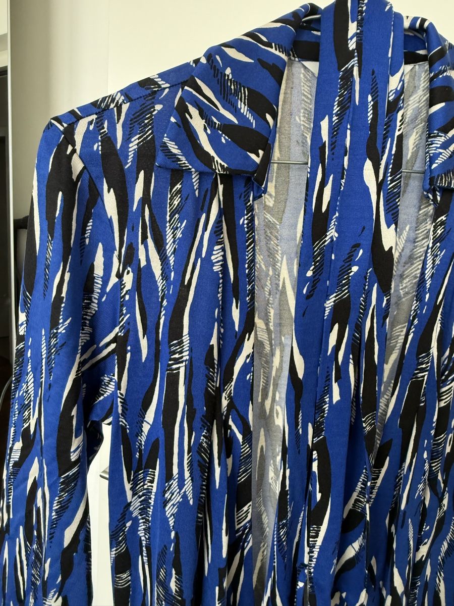 Diane von Furstenberg Kleider: Kleid DVF Seide Grösse 4 / S / 36 blau gemustert  – Gebraucht aus Zug von 5anna 5