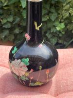 Schwarze antike Vase mit handbemalten Blumen und Vögeln. (58