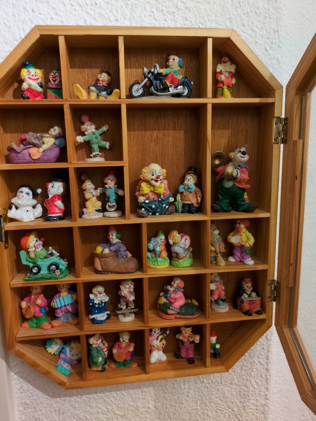 Vetrine: Holz-Vitrine \ Setzkasten mit Clown Sammlung – Usato da Meilen venduto da Frensch7