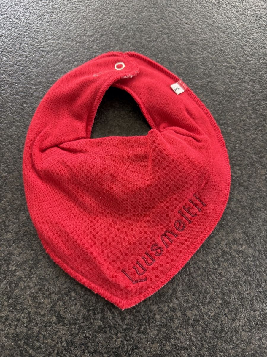 Pasti del neonato: Süsses rotes Sabberlatz/Lätzli mit Name "Luusmeitli" – Nuovo e nell'imballaggio originale da Henau venduto da Creative_regula