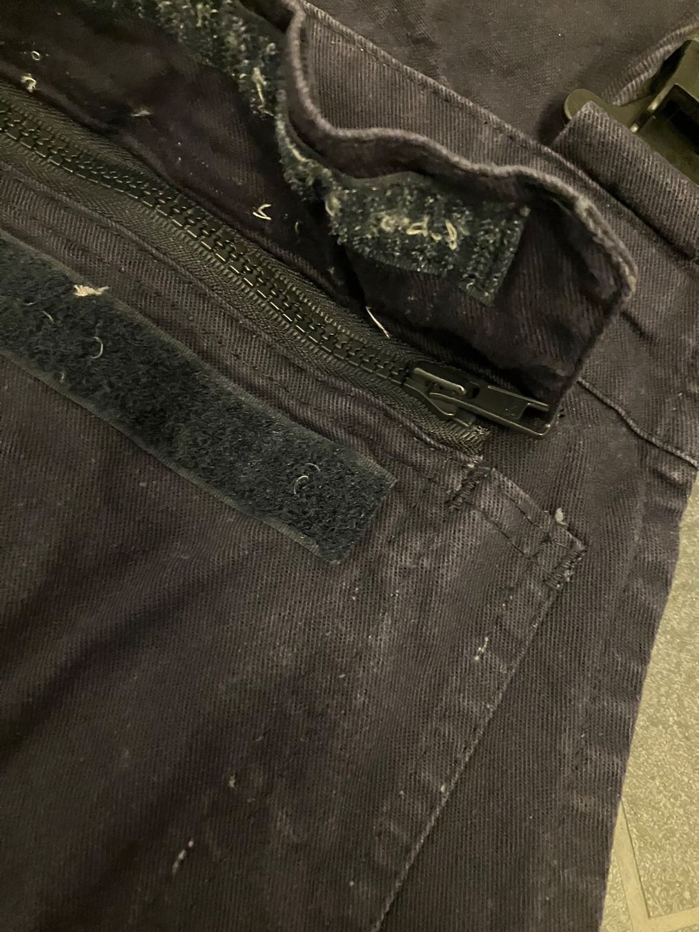 Pantaloni: Arbeitskleidung Warnschutz Latzhose Gr.44 – Usato da Bettwiesen venduto da Zustand57 3