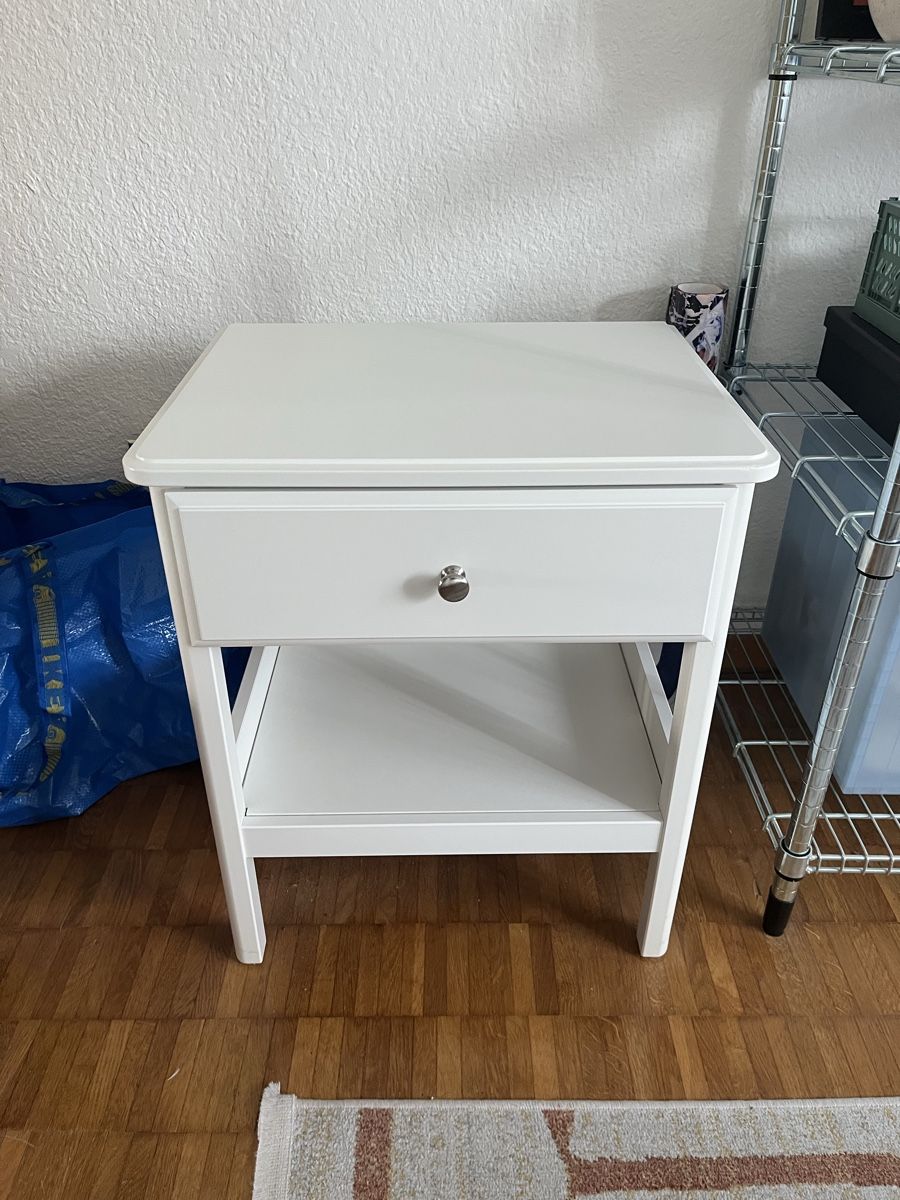 Ikea Tables de nuit: Ikea Nachttisch TYSSEDAL – D'occasion à Zürich par ale543