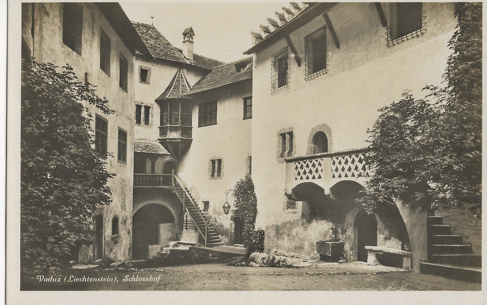 Cartoline postali: Vaduz, Schlosshof, Guggenheim – Usato da Frauenfeld venduto da Merk52