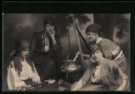 Foto-AK Schweizerinnen in Trachten beim 