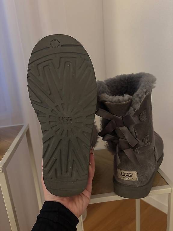 Scarpe da donna: Ugg Boots mit Schleife grau, Grosse 39 – Usato da Obergösgen venduto da Lulu_ 2
