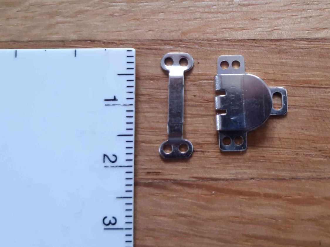 Perlen (unechte): Metallverschlüsse, extra flach – Gebraucht aus Windisch von Re_ 3
