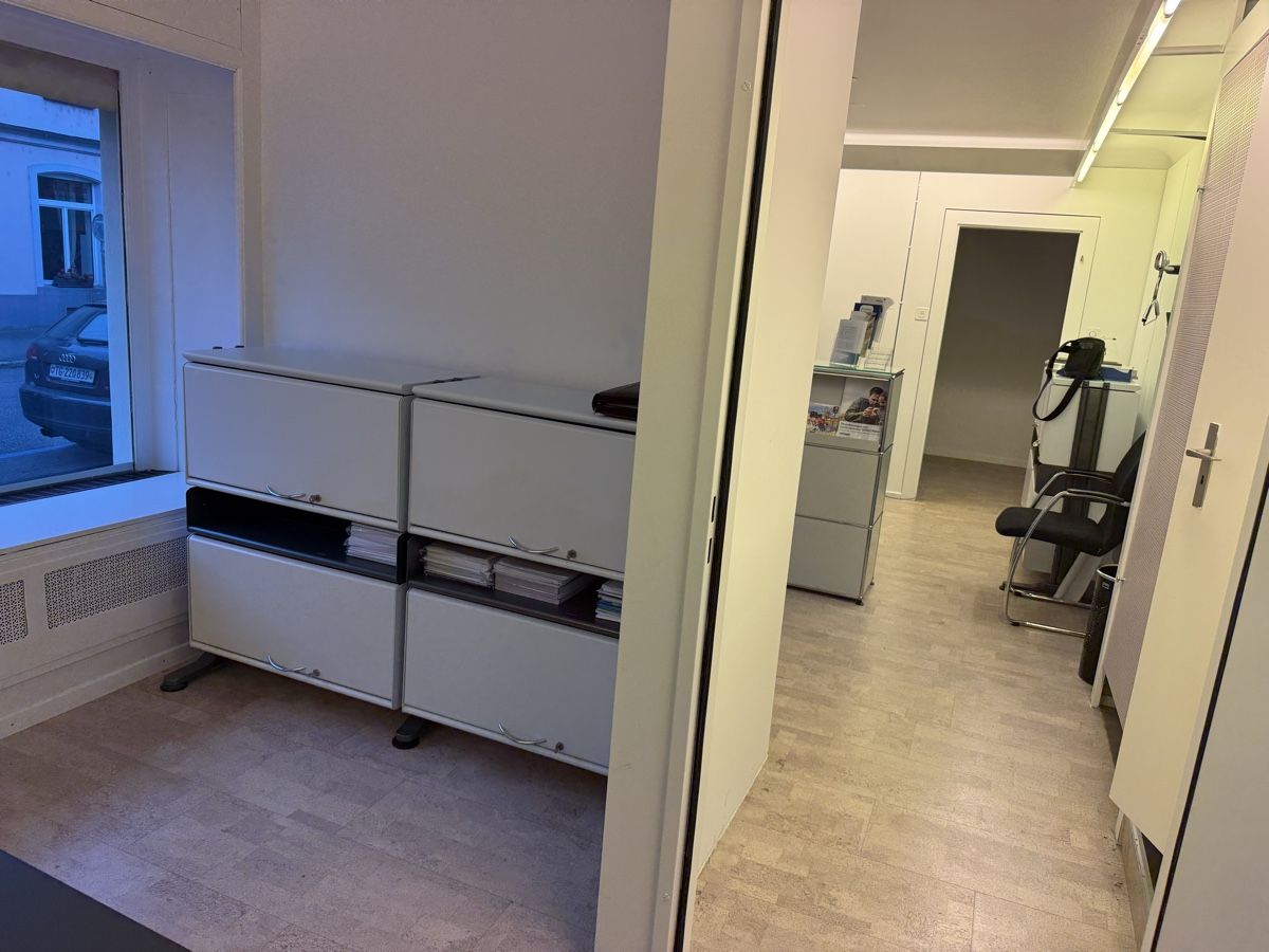 Set di tavolo e panche: Büroinventar zu verkaufen – Usato da Romanshorn venduto da B.abduli 2