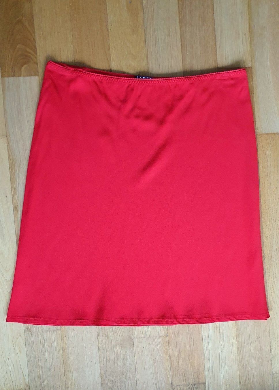 Sisley Gonne: NEW Sisley Red Skirt / roter Rock – Nuovo (secondo la descrizione) da Zug venduto da diana.bee 1