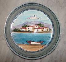 Petite assiette peinte - Paysage de village à la mer