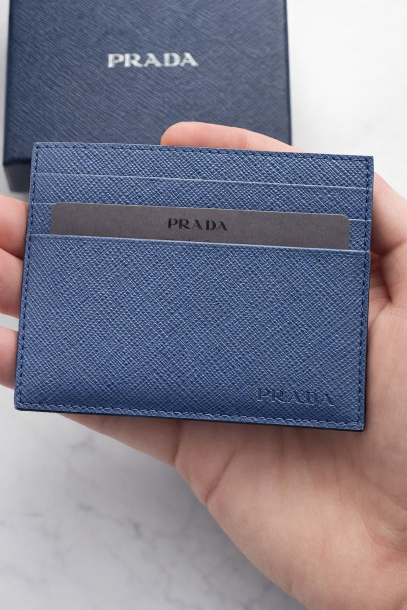 Prada Brieftaschen: Prada Card Holder in Blue Saffiano Leather – Neu und originalverpackt aus Corsier GE von Arca_ReLife 3