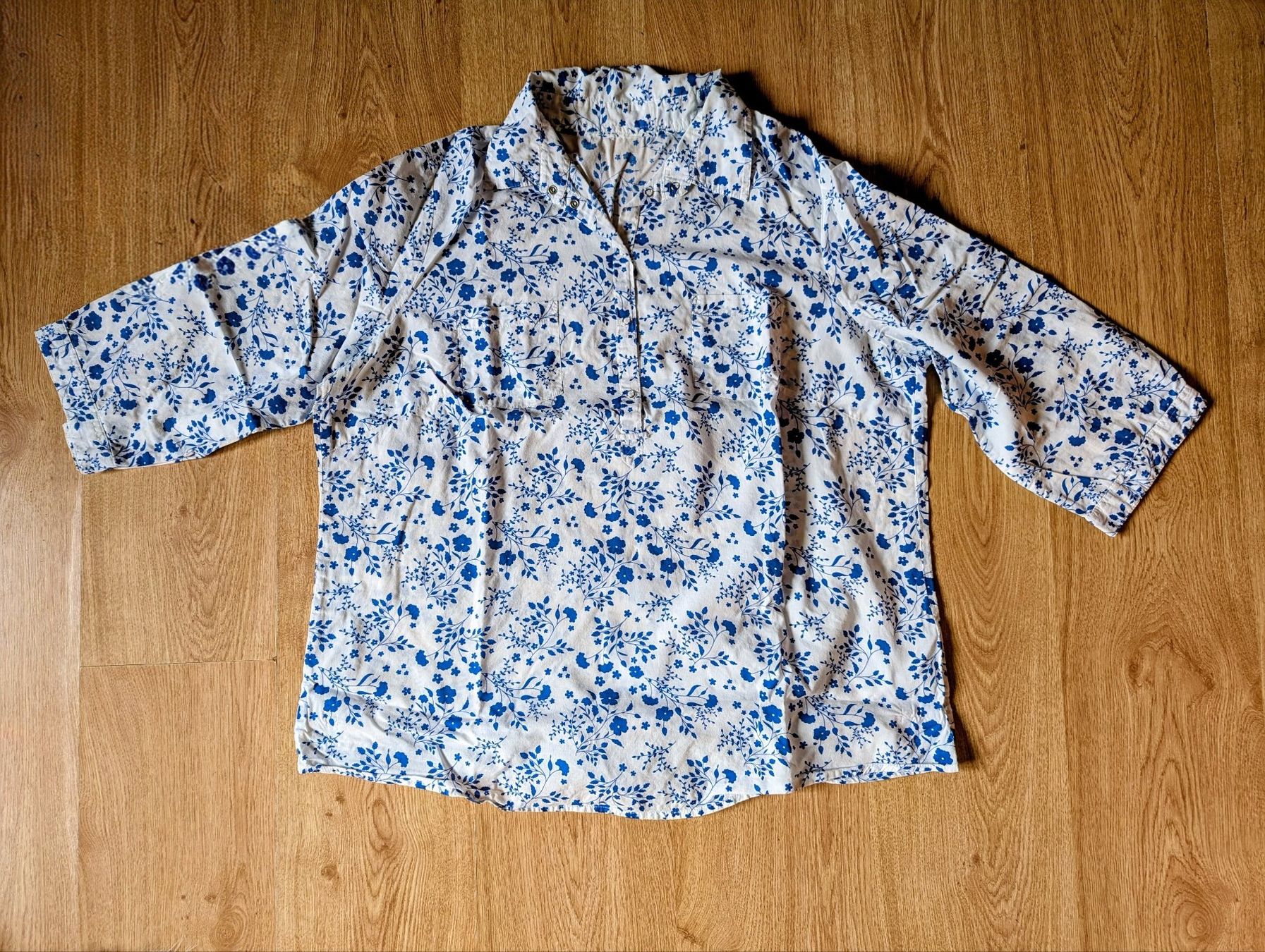 Blusen: Bluse weiss blau Blumenmuster Grösse 46 – Gebraucht aus Goldingen von YouAreMySunshine