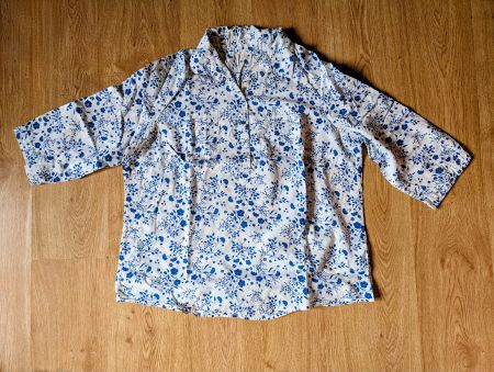 Bluse weiss blau Blumenmuster Grösse 46
