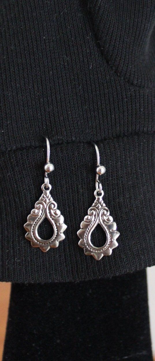 Ohrringe & -stecker: Neu, Modeschmuck Ohrhänger , Länge ca. 3.5 cm – Gebraucht aus Locarno von madame-tus-sauds