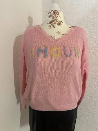 Pull rose manches longues avec inscription col V 
