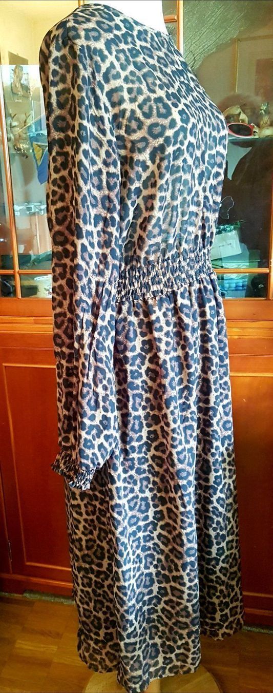 H&M Vestiti: Wadenlanges langärmliges Leo-Kleid – Nuovo (secondo la descrizione) da Oberengstringen venduto da Sheera7 1