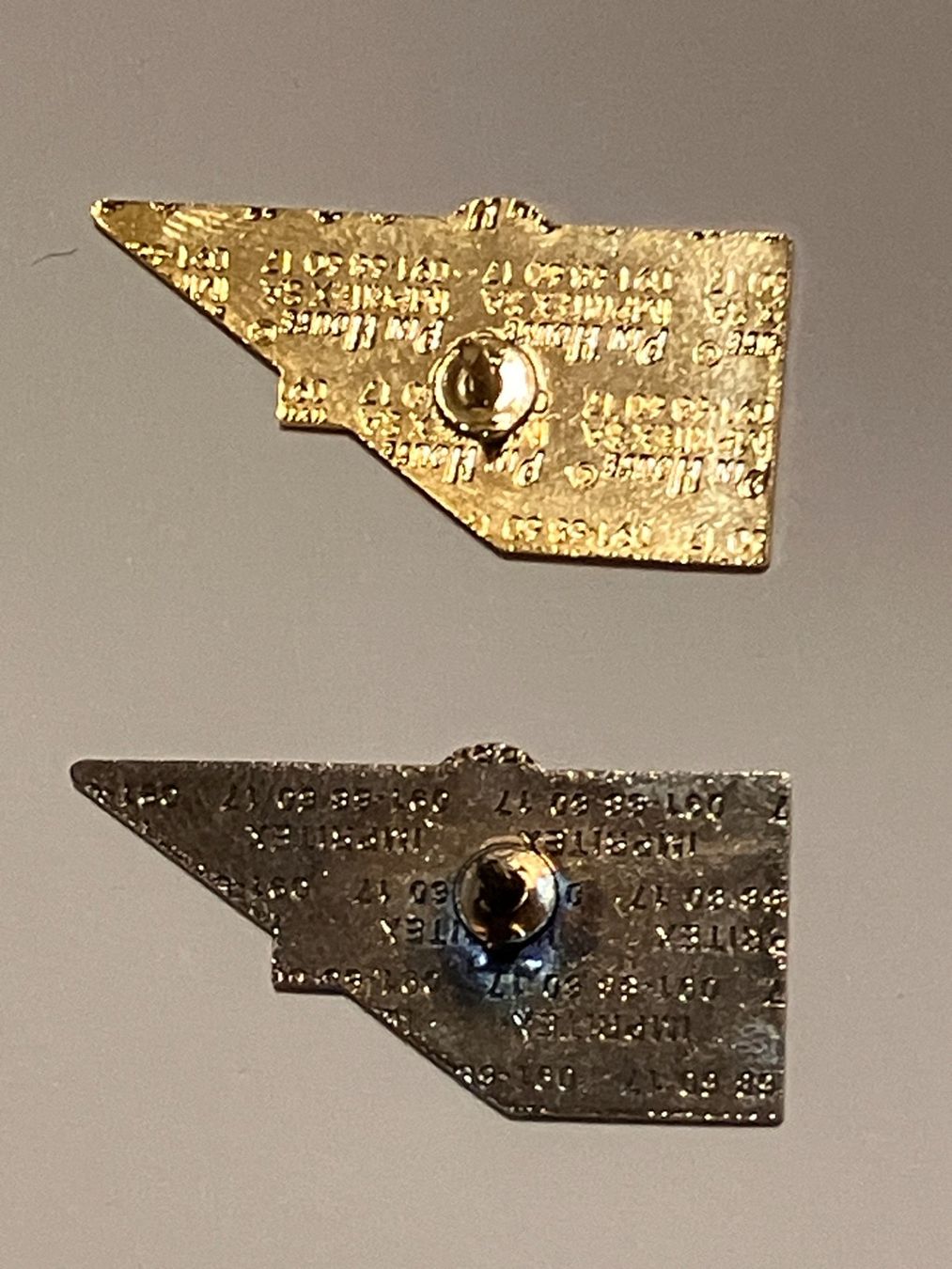 Placchette & Badge: 2 Pin Langenthal (2 verschiedene) Geschirr – Usato da Basel venduto da djwwpp 1