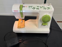 Nähmaschine Toyota RACER N21 weiss gebraucht mit Fusspedal