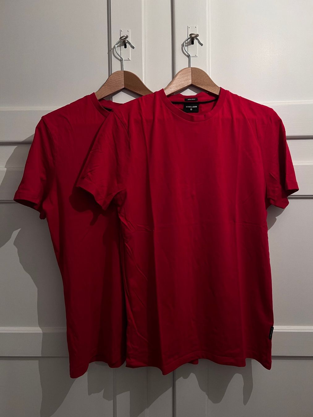 T-shirts: 2 STRELLSON T-Shirts Rot M – Neuf (Voir description) à Küsnacht ZH par sowohlalsauch