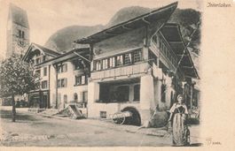 Interlaken BE Alte Bauernhäuser mit Kirche piega lato destro