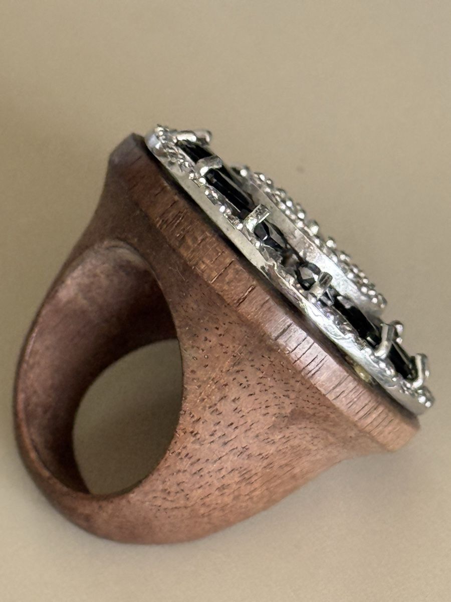 Anelli: Unique Wood Statement Ring with Black &Crystal Embellishment – Usato da Zürich venduto da DEGU 4