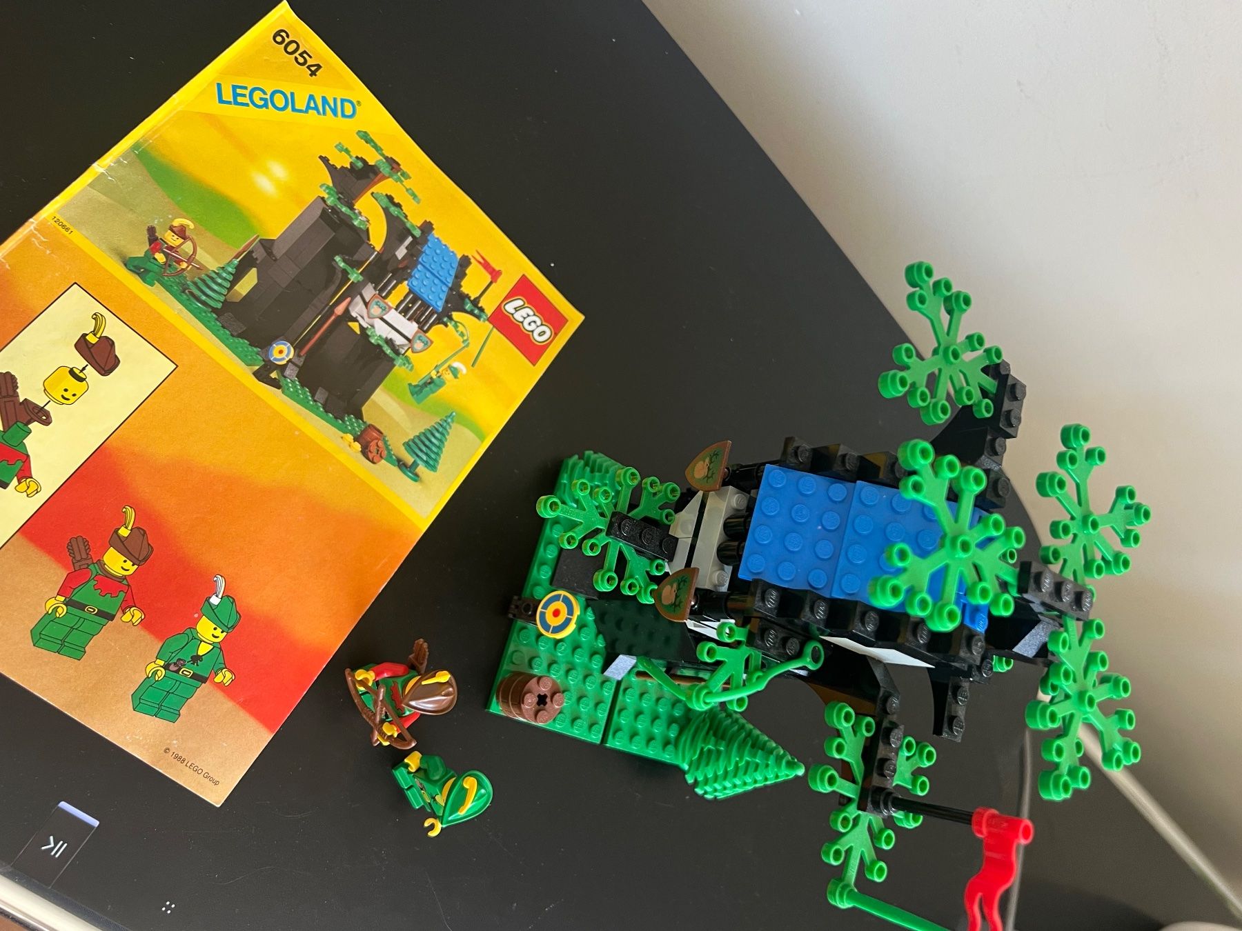 Lego Kit di costruzioni: LEGO 6054 Forestmen's Hideout von 1988 – Usato da Jona venduto da Sariksa