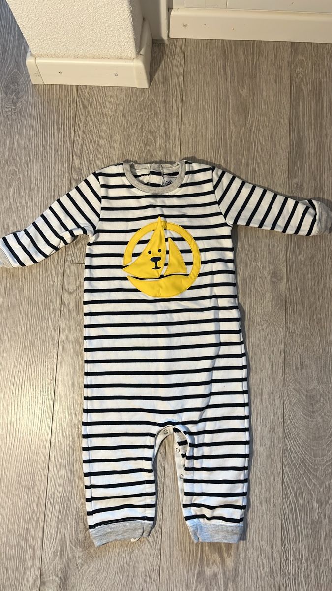 Petit Bateau Pagliaccetti: Petit Bateau Bodysuit, Size 24m/86 – Usato da Zürich venduto da ThePicker