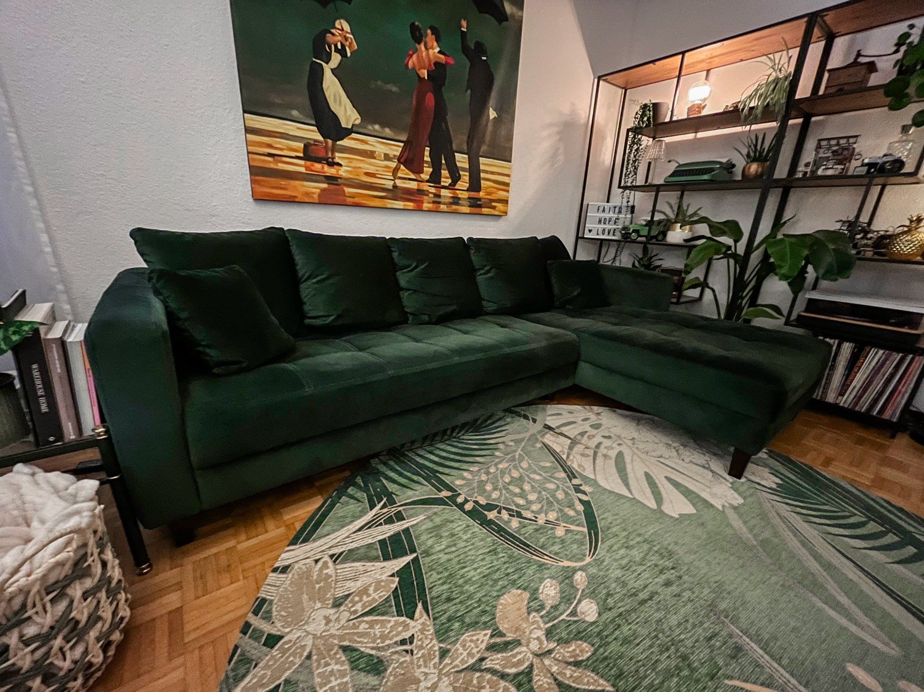 Divani: Ecksofa mit grünem Samt – Usato da Fällanden venduto da the_braun
