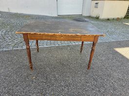 Holztisch mit Schublade restaurationsbedürftig