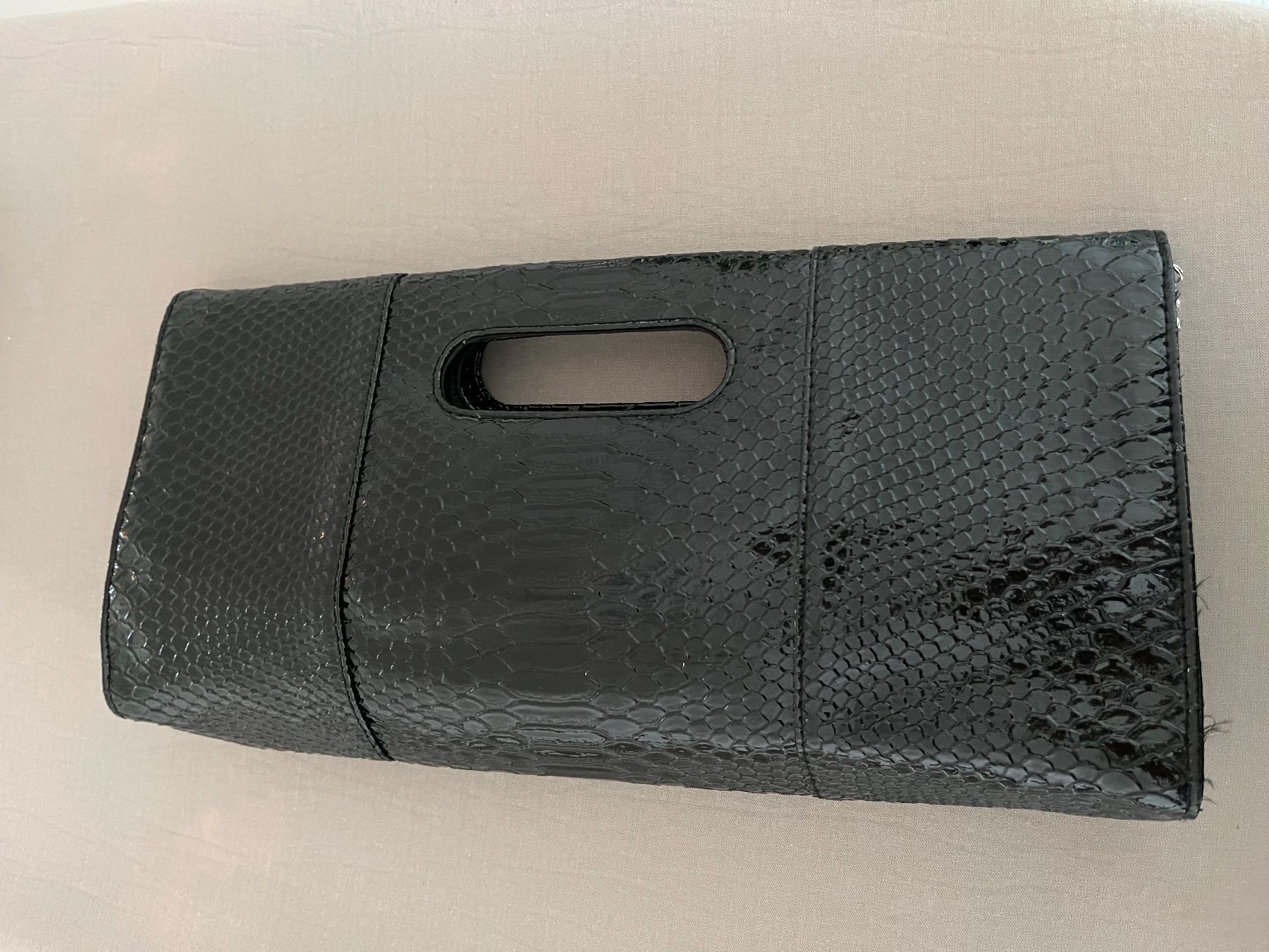 Borse da donna: Clutch mit Kette - schwarz, Lack, Schlangenoptik, – Usato da Kloten venduto da SANTALA23 2