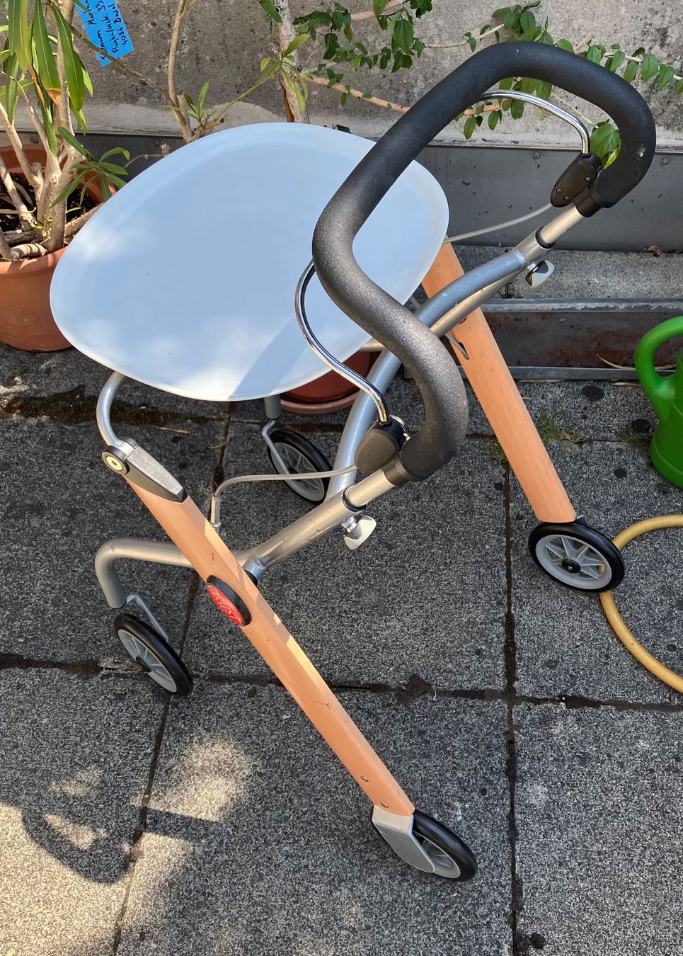 Aides à la marche: Rollator mit Tisch / Tablett – D'occasion à Pfeffingen par Deggaff 1
