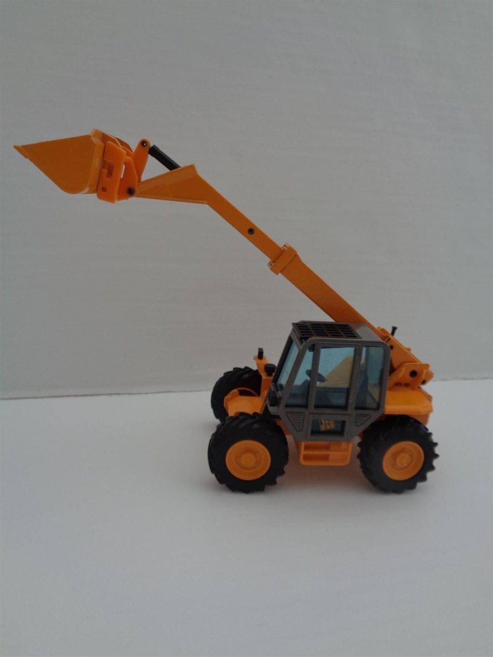 Modellbausätze & Standmodelle: Jdal Loadall 525-58 Teleskoplader 1:35 – Gebraucht aus Chur von omonia 1