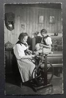 Handwerk Arbeiten am heimeligen Spinnrad, Photo Gyger