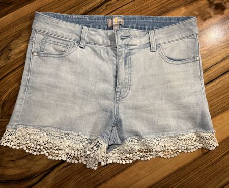 Sommerliche Jeansshorts mit Spitze, Grösse 38, Top Zustand!