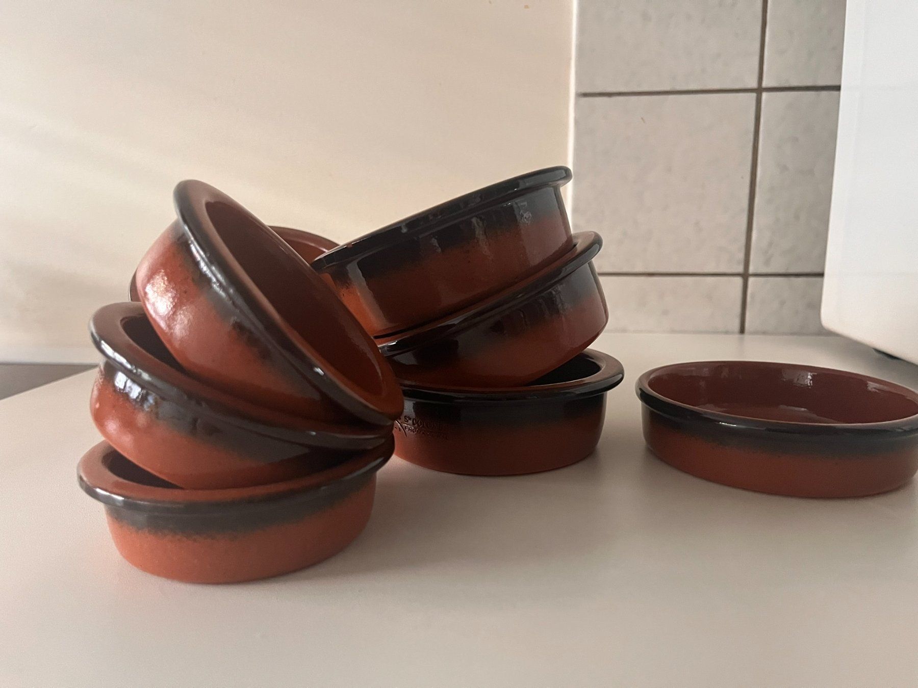 Piatti di portata: Lot de 9 cassolettes en terre cuite émaillée – Usato da Genève venduto da Obizzo 1