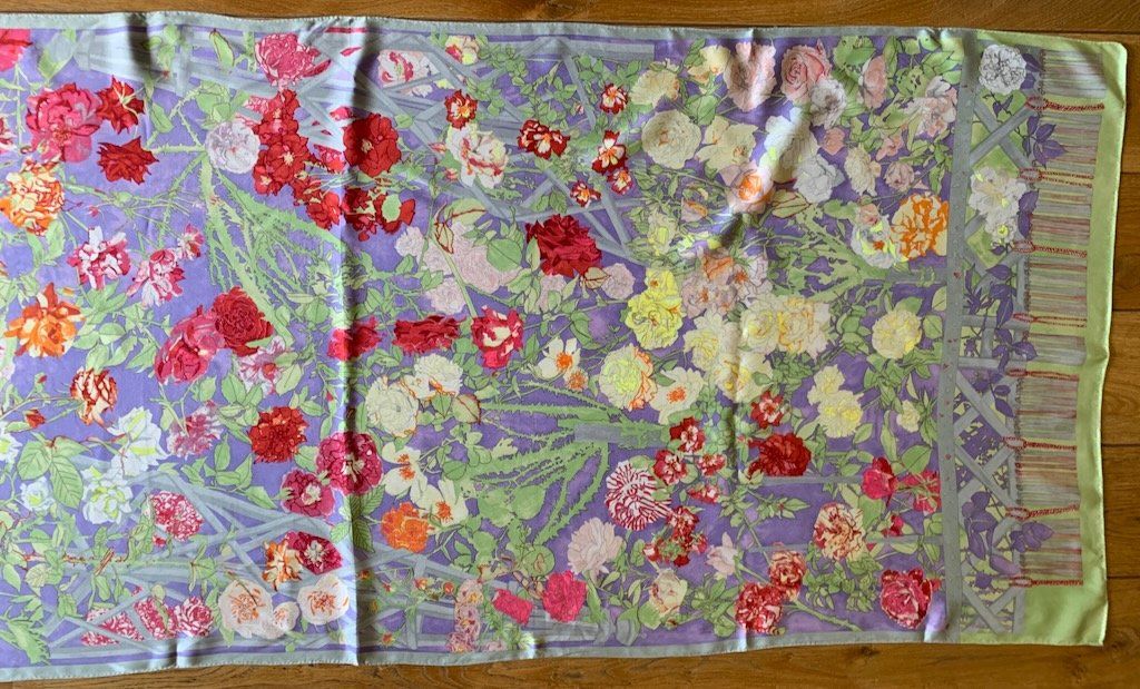 Fabric Frontline Foulard & Sciarpe: Écharpe FABRIC FRONTLINE avec roses colorées – Usato da Zürich venduto da Libraco 2