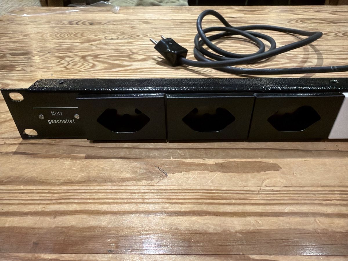 Alimentazione elettrica: EDV/Event Rack FLF Stromverteiler 19 Zoll – Usato da Frutigen venduto da Starter0 1