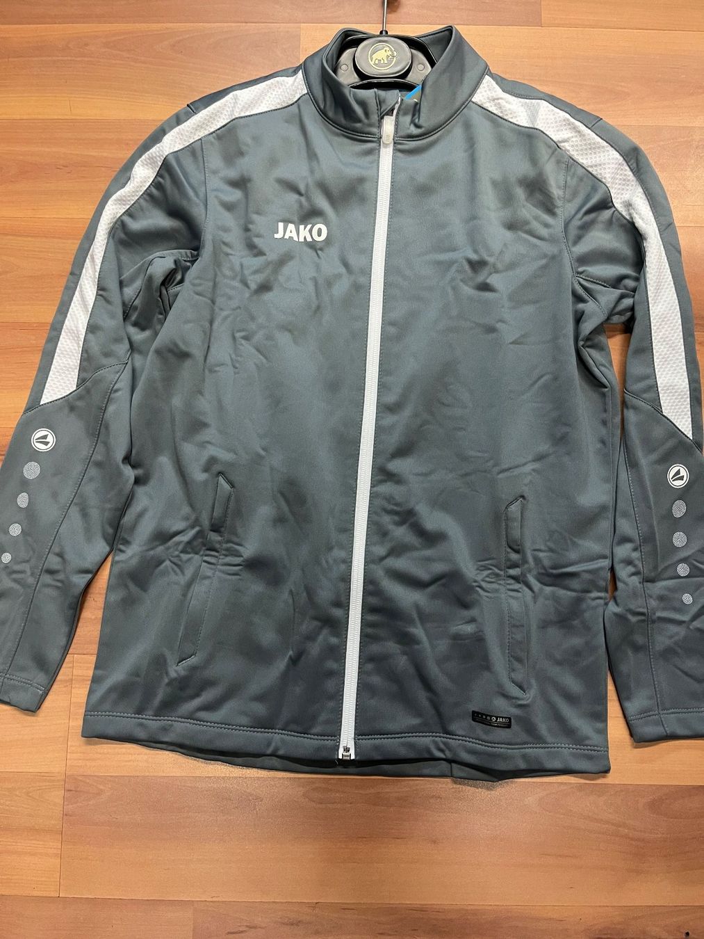 Jako-O Completi: JAKO Junioren Trainer, hellgrau/schwarz,  Grösse164 – Nuovo e nell'imballaggio originale da Adliswil venduto da vette56 1
