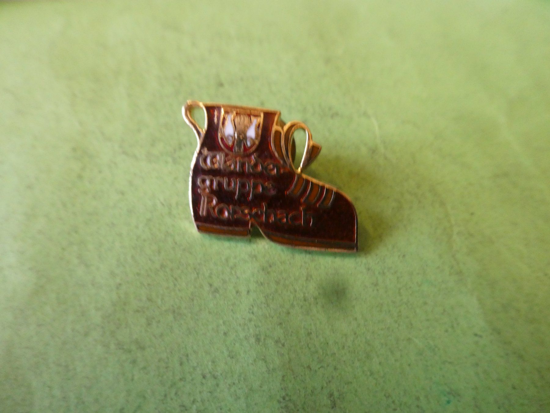 Placchette & Badge: Wandergruppe Rorschach, vergoldeter Pin – Usato da Hinterforst venduto da Rohusri