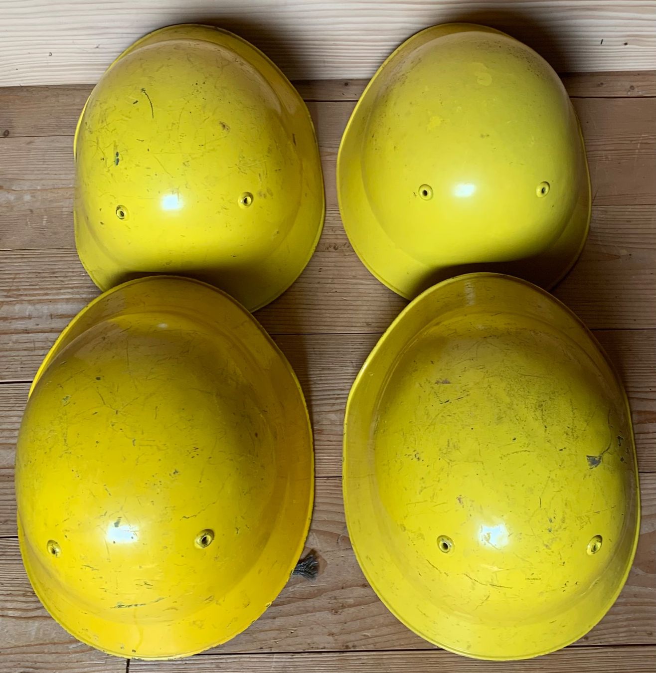 Uniformes & Effets: 4 Stahlhelme vom Zivilschutz – D'occasion à Goldingen par Bergler012 3