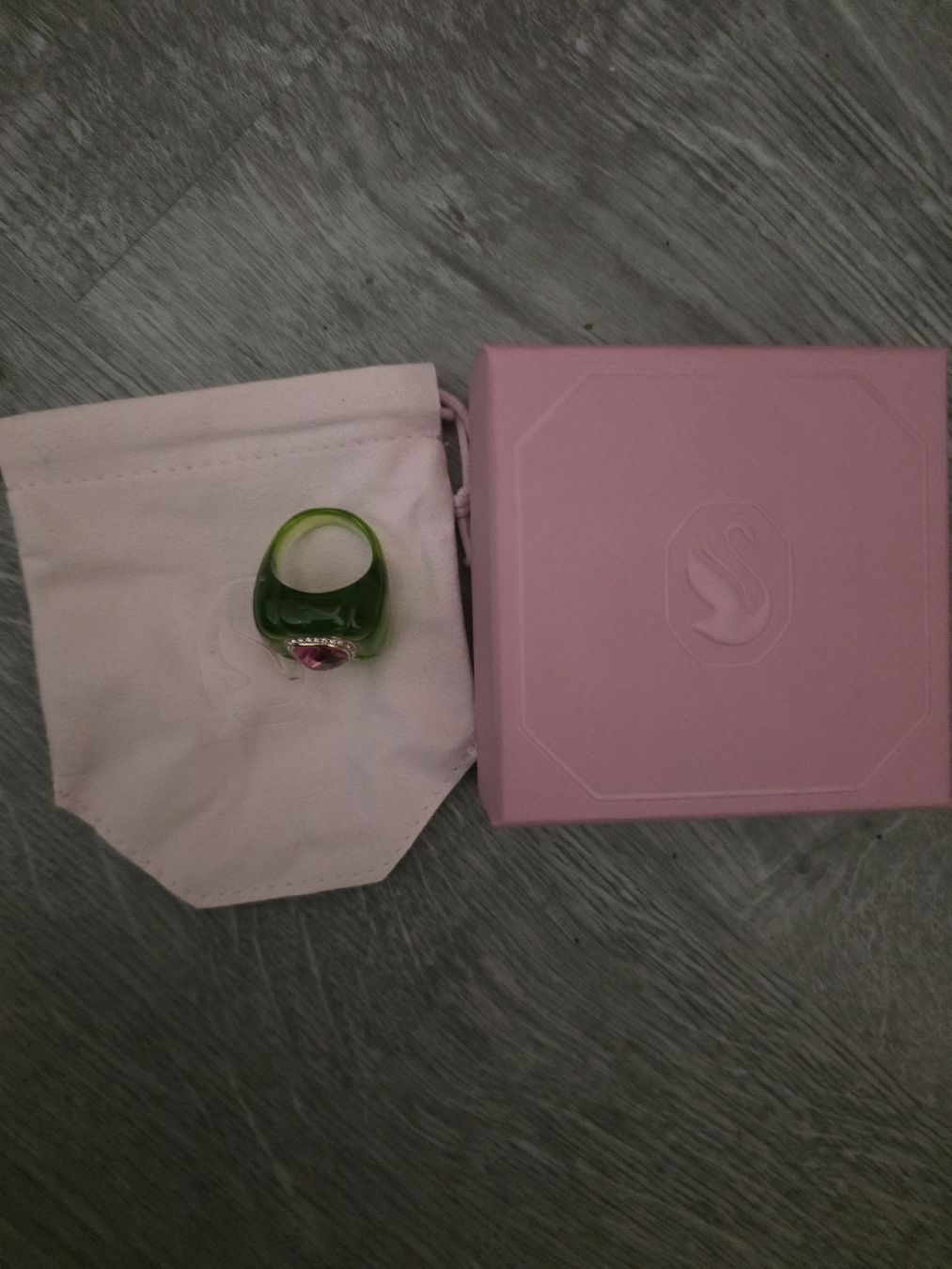 Swarovski Anelli: Bague Swarovski verte avec pierre rose  – Nuovo e nell'imballaggio originale da Genève venduto da mei_d6lr 1