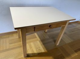 Kindertisch Massivholz mit Schublade, 80x57 cm, robust